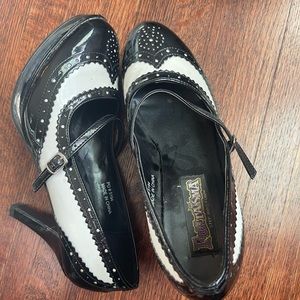 Mary Jane / flapper heels black and white
